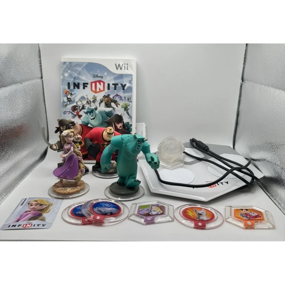Wii Disney Infinity Game Portal Starter Bundle 4 Figures Power Discs Crystal